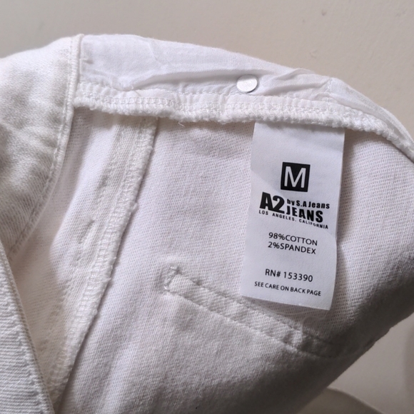 🌼Medium Denim White Shorts🌼 - Picture 7 of 7